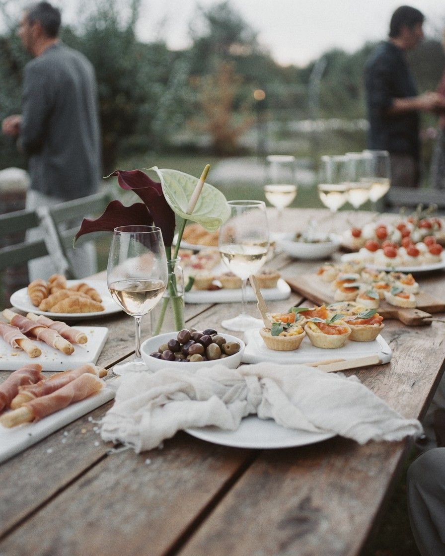 Apéro am Holztisch im Garten