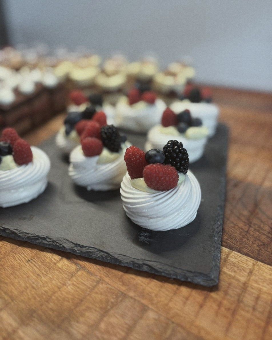 Mini-Pavlovas mit Beeren
