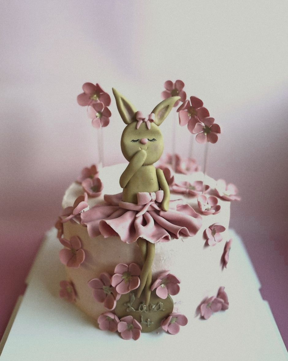 Torte mit modelliertem Hasen und Zuckerblüten
