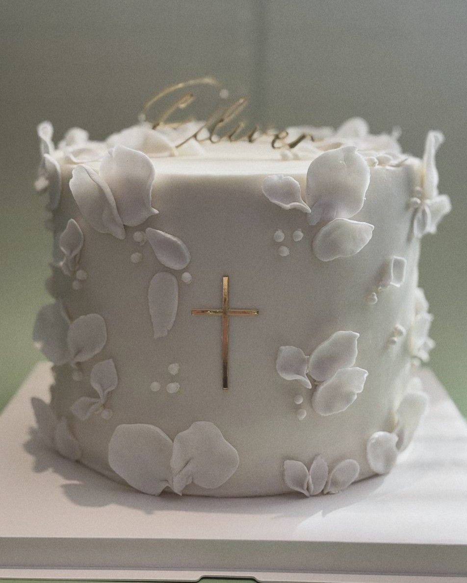 Weisse Tauftorte mit goldenem Kreuz